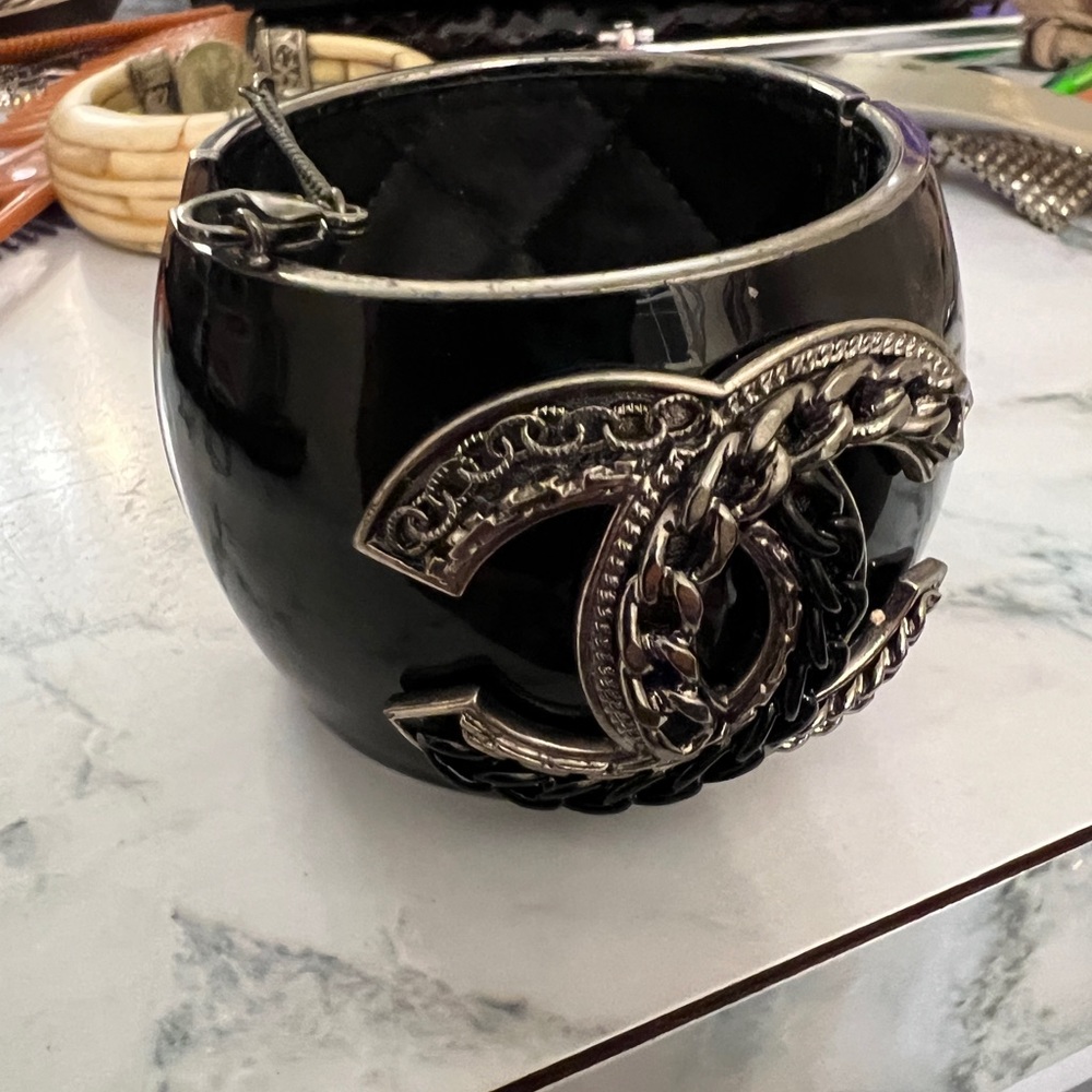 I believe it’s Vintage and I just noticed that it’s missing one magnet.